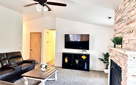 Hot Tub! King Bed-Firepitt-Near Airport& Freeway